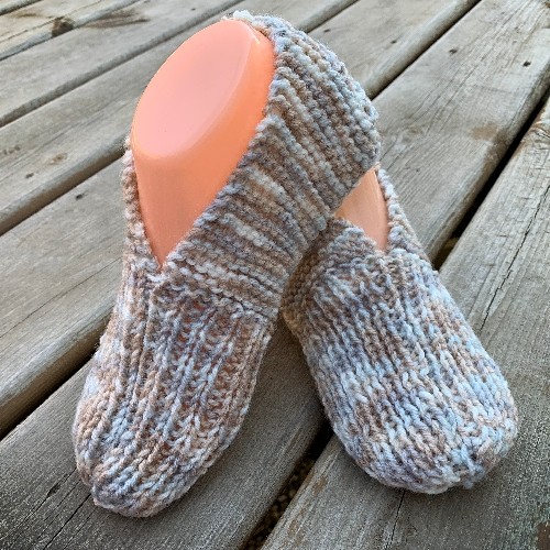 Adult slippers - Free knitting pattern