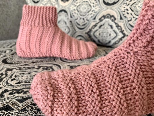 Knitted adult ribbed bootie slippers