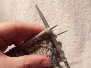 Knitting the loop stitch