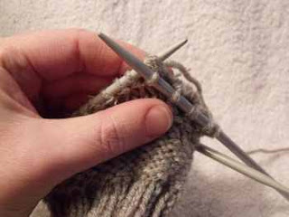 Knitting the loop stitch