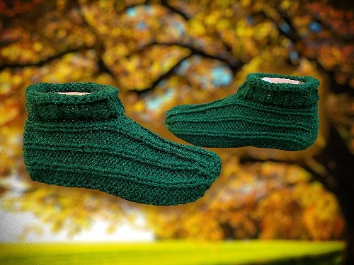 Two slipper styles with one Knitting pattern
