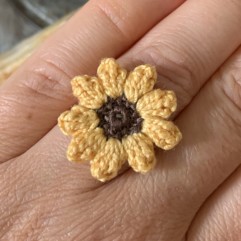 How to make a ring from a crochet flower