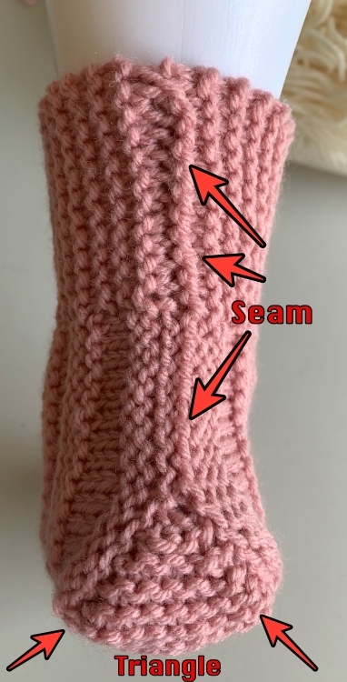 Sew the seam of ribbed adult slippers.