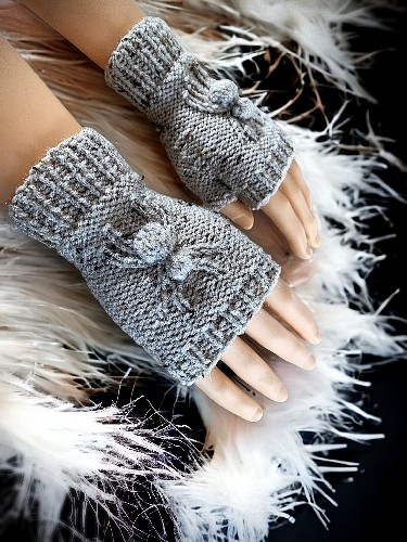 Knit Spider Gloves - Fre Knitting Pattern - Fingerless Gloves with Spiders