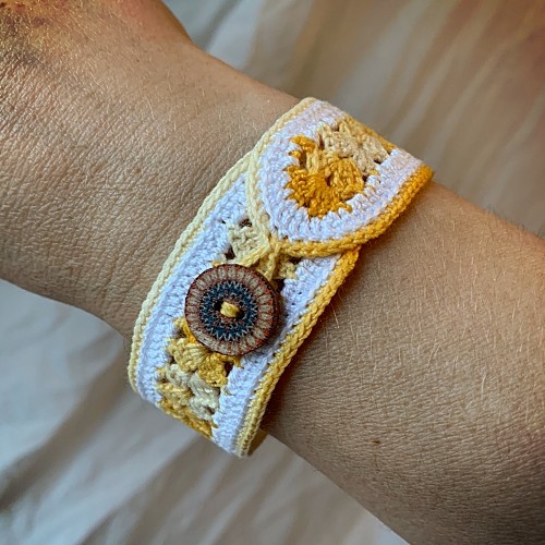 Crochet Jewelry pattern - Learn to make a bracelet