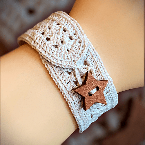 Fans Crochet Bracelet with Star Button
