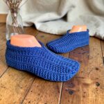 Cozy knitted slippers with rolled cuffs made from a beginner-friendly slipper knitting pattern