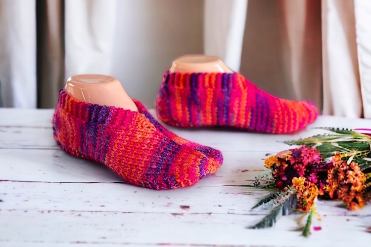 Ads-Free Knit Two-Needles Slipper Socks Pattern · Crazy Hands