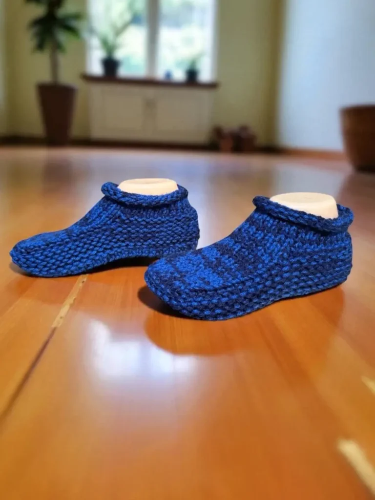 Double thick slippers knit flat on straight needles - free knitting pattern