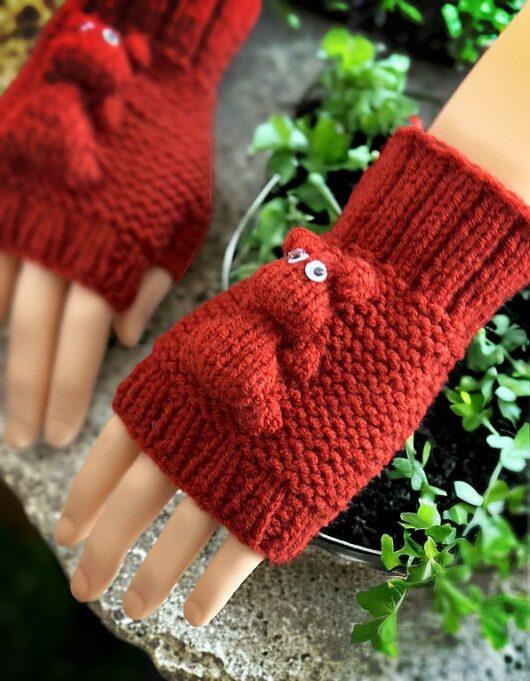 Hippo fingerless mittens - free knitting pattern