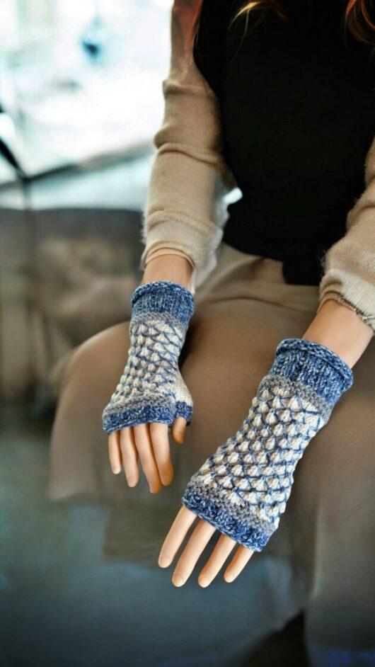 Free knitting pattern fingerless gloves, mitts, mittens, wrist warmers