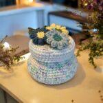 Crochet jars with lids decorated with flowers and leaves from free pattern