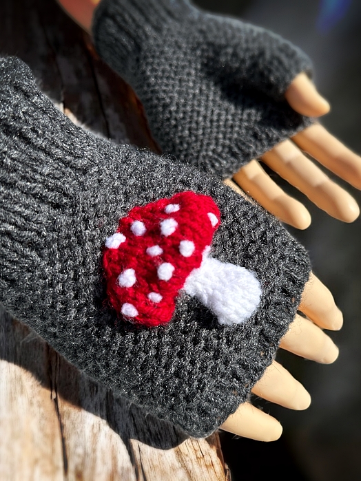 Mushroom fingerless glove knitting pattern sample