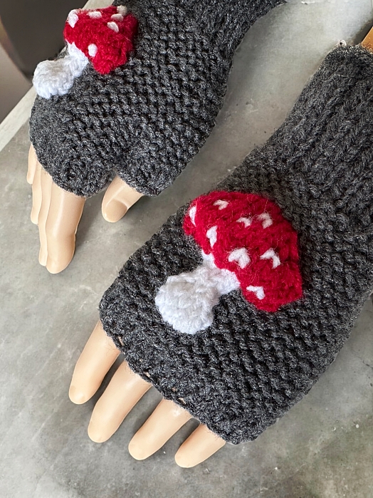 Mushroom fingerless glove knitting pattern sample