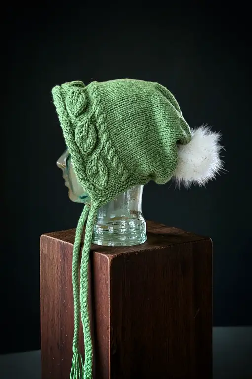 Free knitting pattern hat sample in soft green with leafy texture