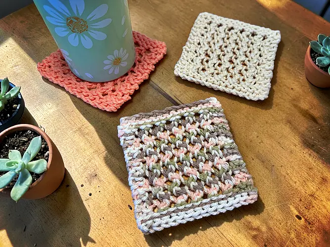 Easy 4 row knit dishcloth free knitting pattern flat lay textured cotton dishcloth quick project