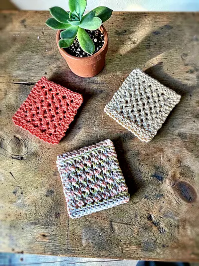 Free knitting pattern dishcloth easy knit worked flat on straight needles 4 row repeat close up texture