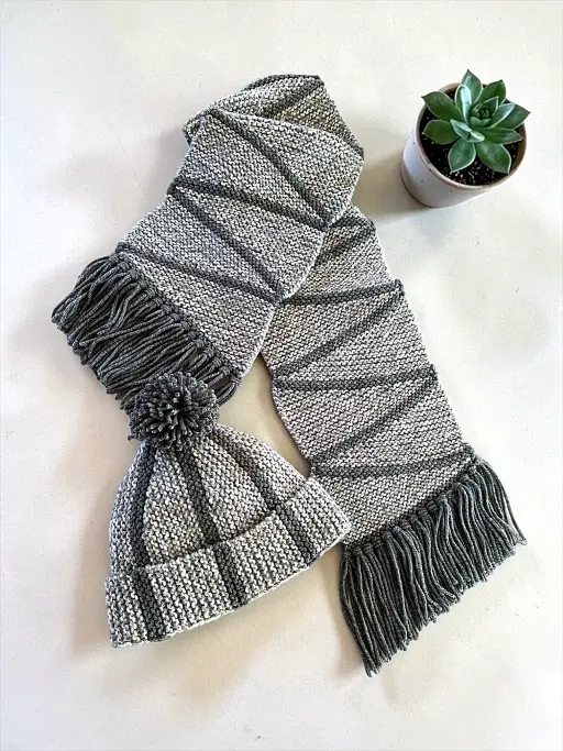 Mosaic scrap yarn scarf. free knitting pattern. solid colour version