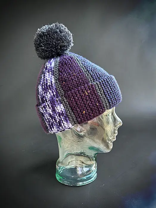 Free winter beanie knitting pattern using scrap and leftover yarn