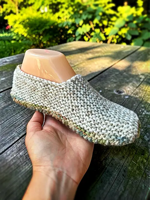 Warm adult house slippers knitted flat with straight needles using worsted weight yarn