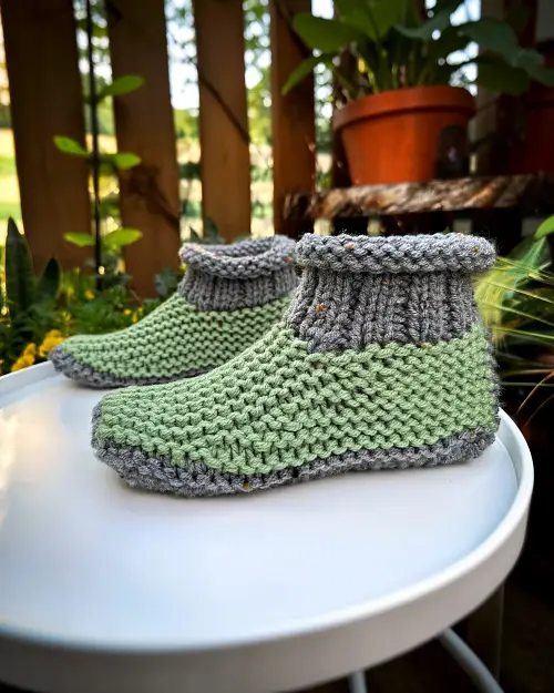 Super Thick Knit Flat Sideways Slippers – Free Knitting Pattern