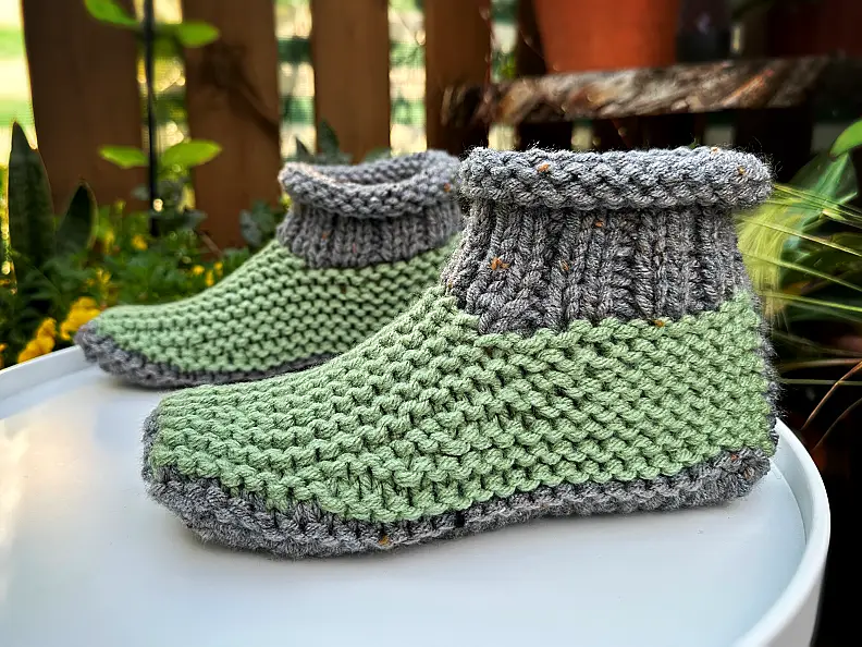 Free knitting pattern for warm chunky slippers with cuff
