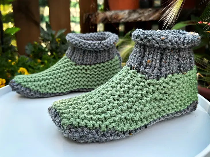 Thick and sturdy knitted slippers with cuff
