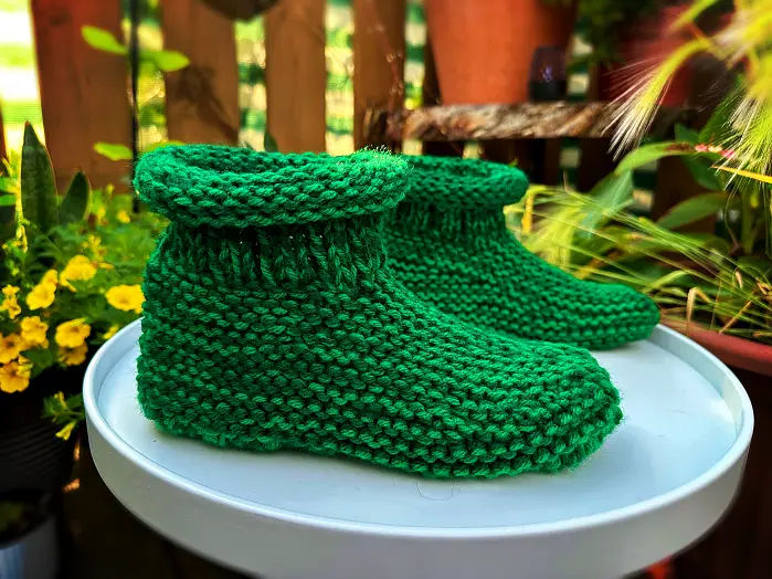 Easy double thick slippers to knit with ankle cuff