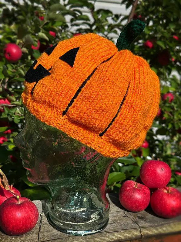 Free Halloween knitting pattern for a pumpkin hat