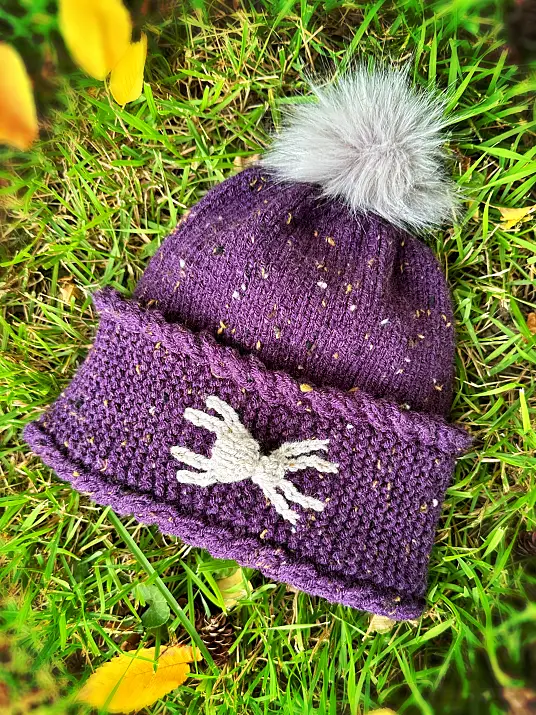Free spider hat knitting pattern with contrasting colourwork