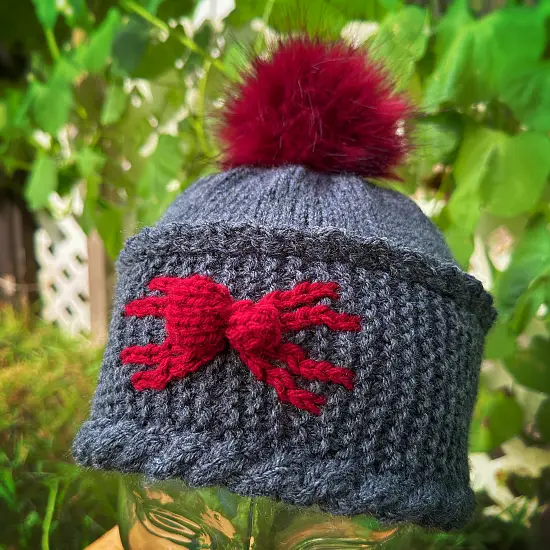 Free Halloween beanie pattern with a bold knitted spider