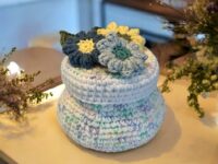 Crochet jars with lids decorated with flowers and leaves from free pattern